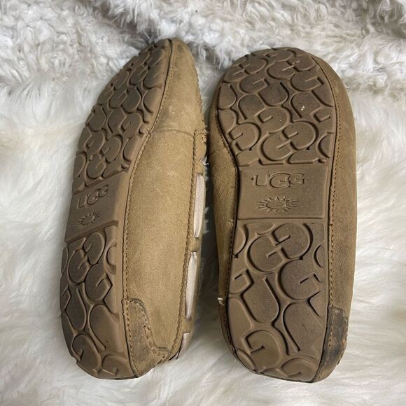 UGG Australia Dakota Pom Moccasins khaki size 9. - Picture 8 of 10